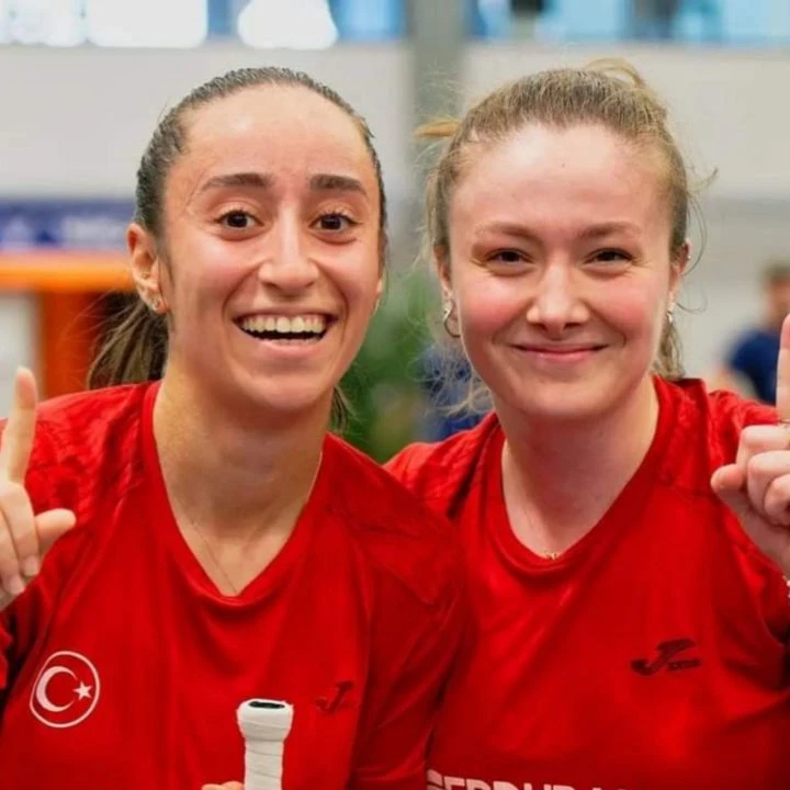 Erzincanlı kızlar tarihe geçti: Badmintonda çiftlerde ilk madalya