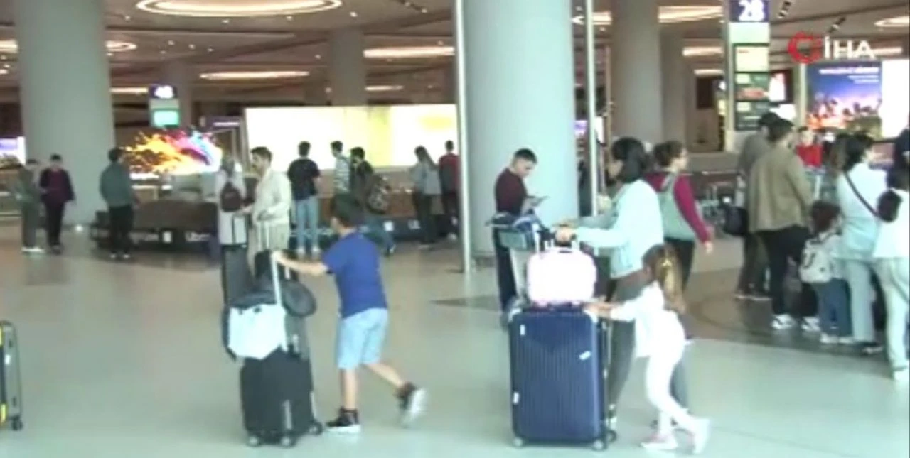 Havalimanında bayram dönüşü yoğunluğu