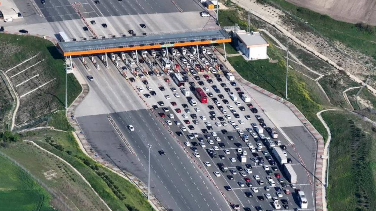 İstanbul yolu çileye dönüştü: On binlerce kişi yollara düştü