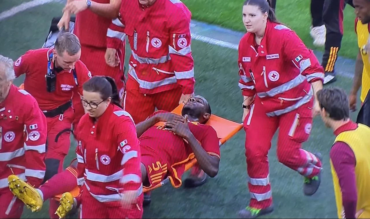 Maç tatil edildi! Yıldız futbolcu yere yığıldı