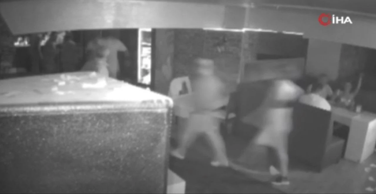 Öfkeli kadın mekanı terk eden erkek arkadaşını bıçakladı - 1. Resim