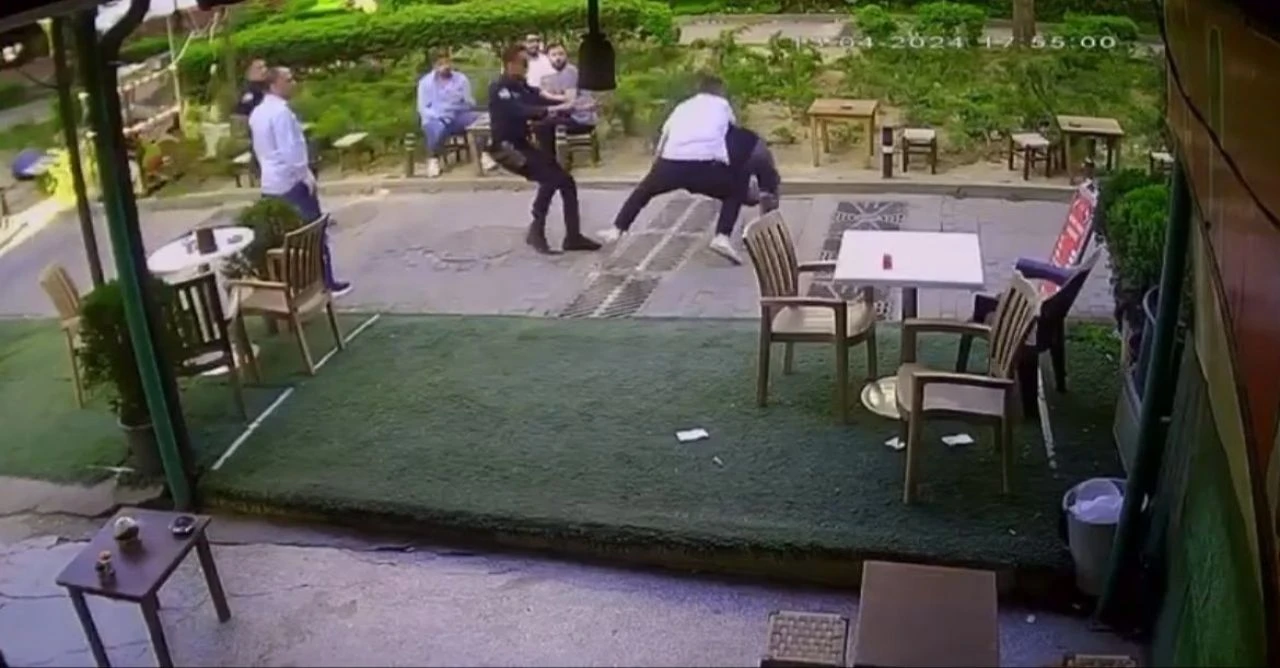 Şüpheliyi yakalayıp polise teslim etti! Hiçbir şey olmamış gibi çay içmeye devam etti - 1. Resim