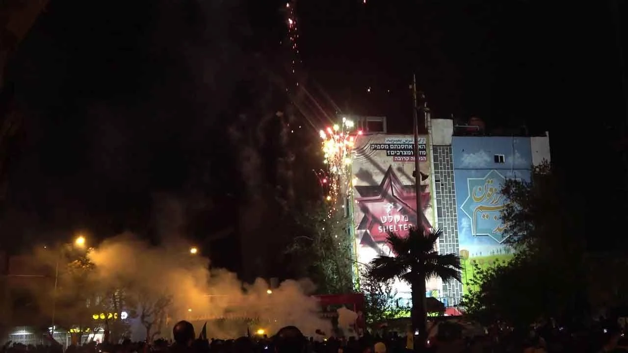 Tahran sokaklarında hareketli anlar! İran’ın İsrail’e saldırısı coşkuyla kutlandı - 1. Resim