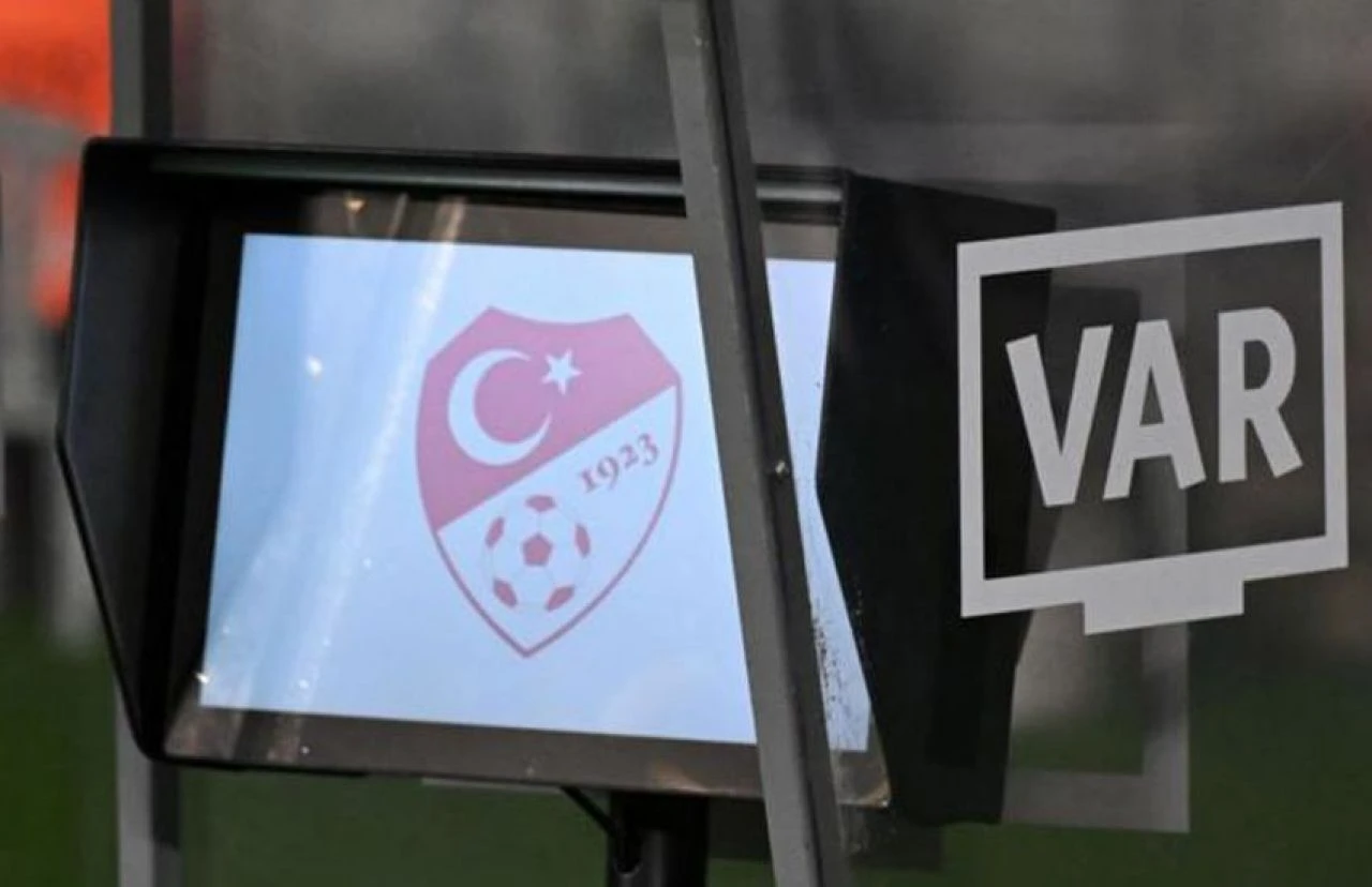 Yabancı VAR uygulamasının ardından hakemlerden flaş istek! - 1. Resim