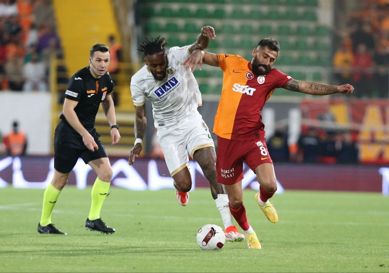 Cimbom ikinci yarıda açıldı! Galatasaray Alanyaspor deplasmanında hata yapmadı - 2. Resim