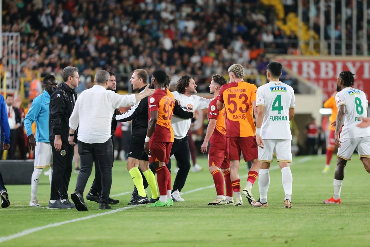 Cimbom ikinci yarıda açıldı! Galatasaray Alanyaspor deplasmanında hata yapmadı - 1. Resim