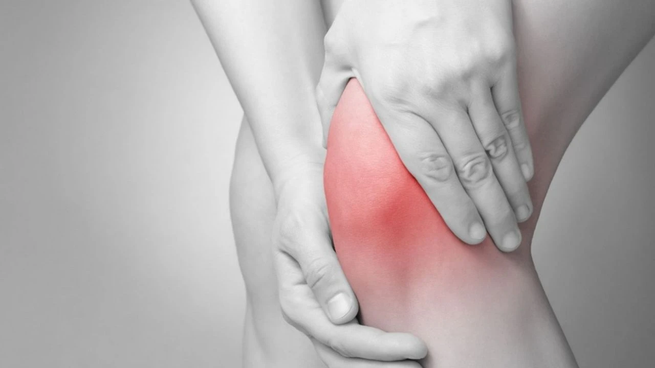 Diz ağrısı artık yaşlıların hastalığı değil! Gençlerin yeni alarmı