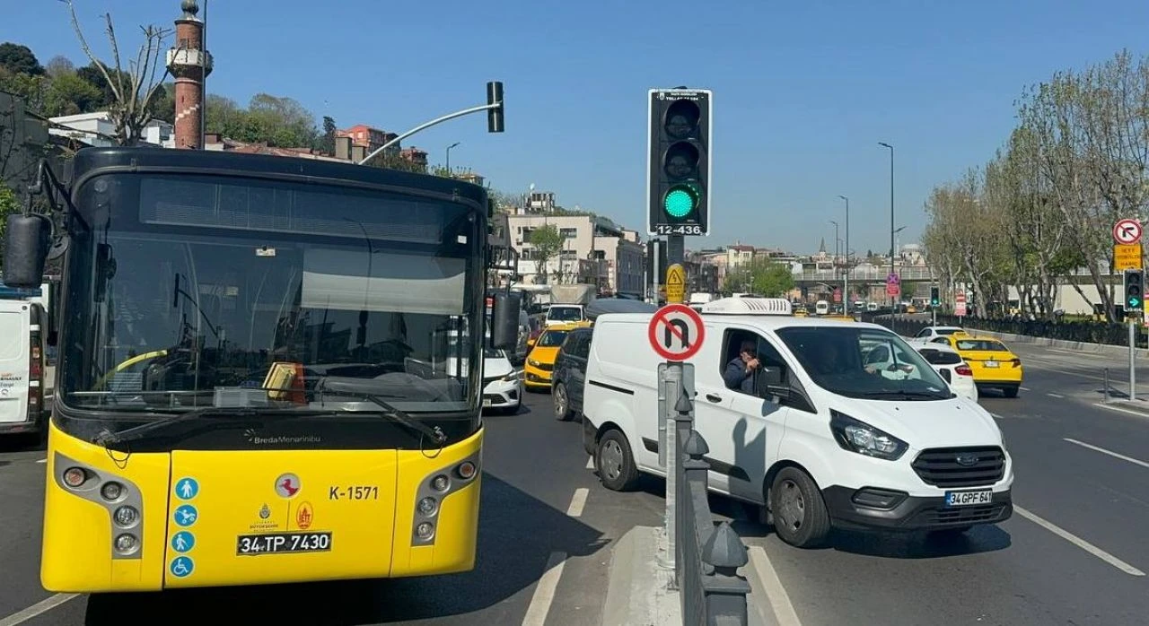Eminönü'nde İETT otobüsü arızalandı, trafik akışı durdu