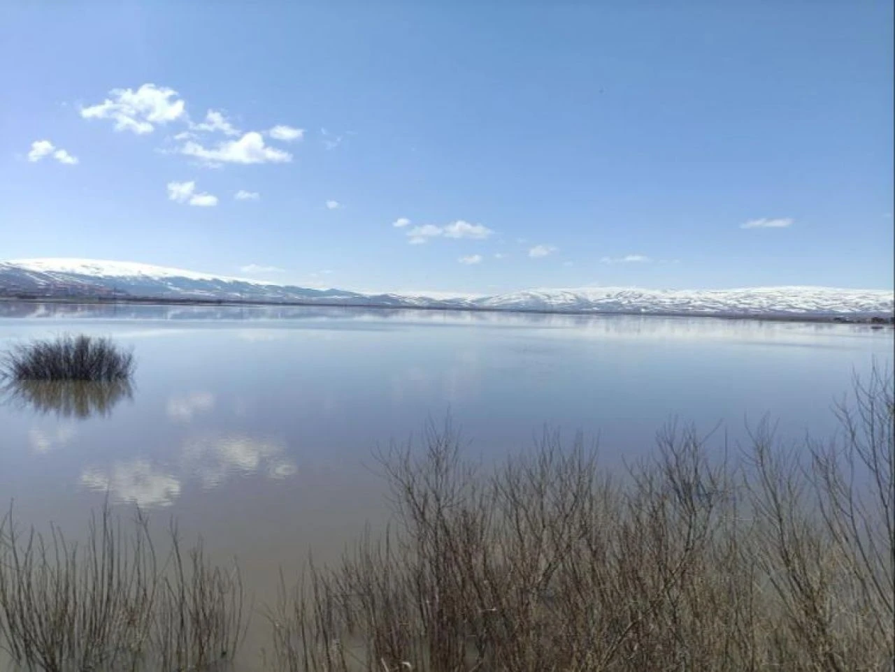 Eşsiz manzarasıyla Ardahan'da karlar eridi ova göle döndü - 1. Resim