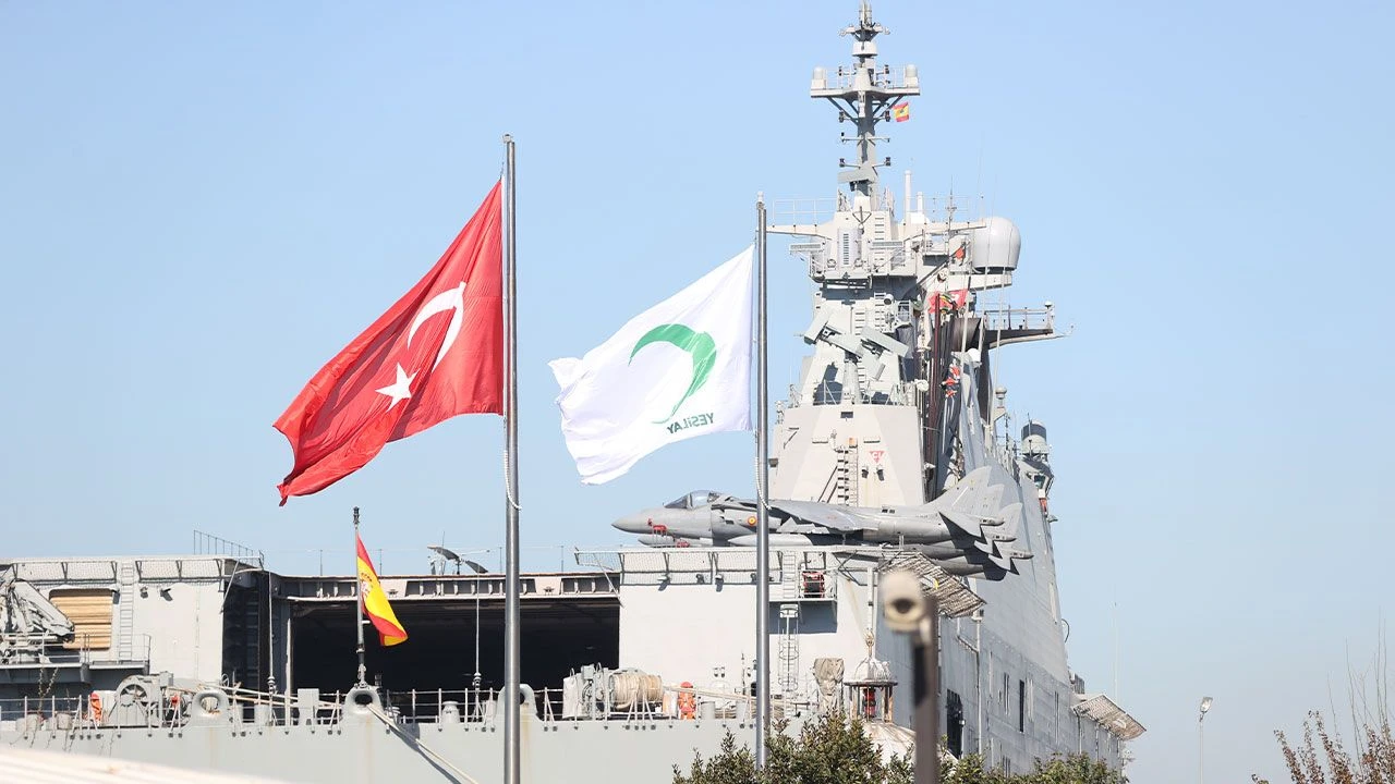 İstanbul Boğazı'nda dikkat çeken anlar! Amfibi savaş gemisine savaş uçaklarını yükleyip geldiler