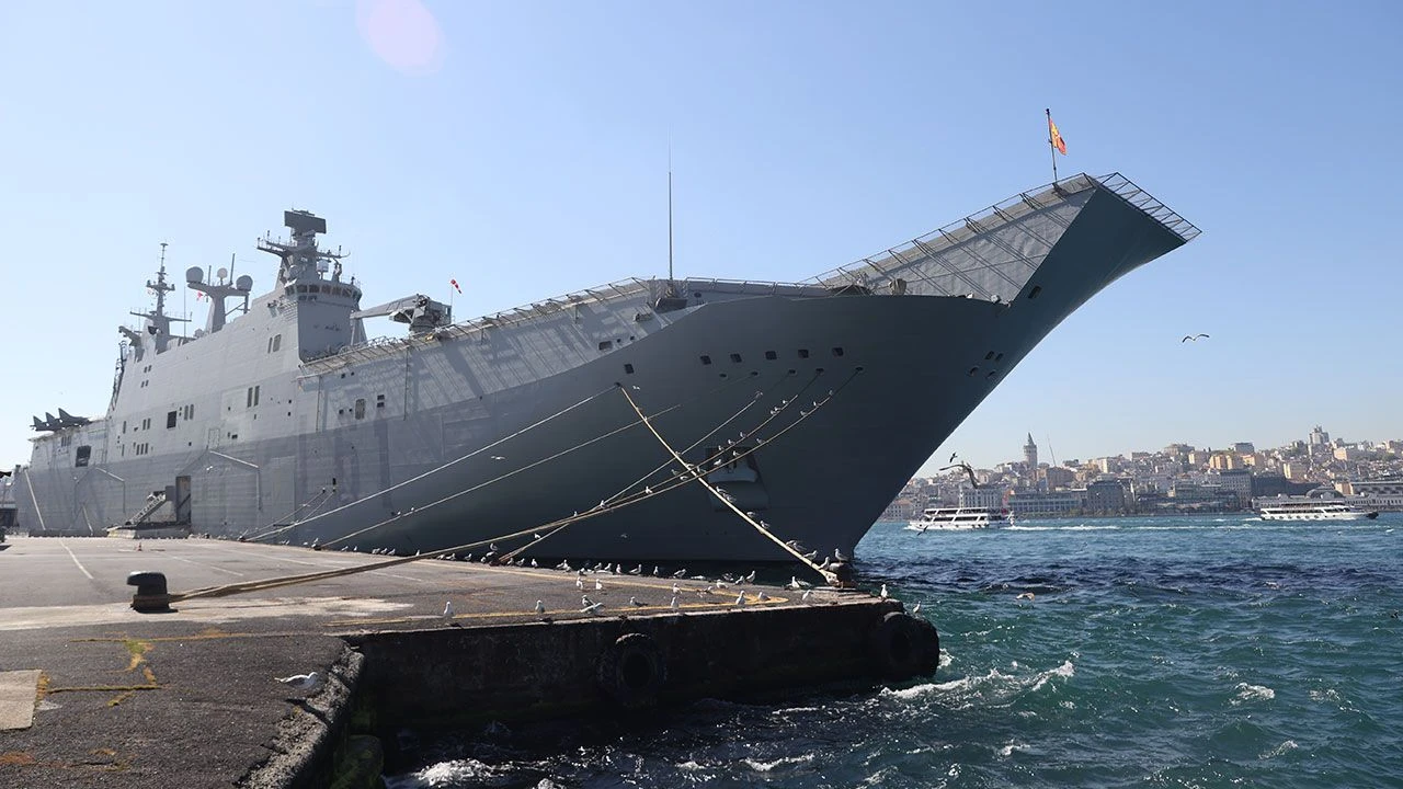 İstanbul Boğazı'nda dikkat çeken anlar! Amfibi savaş gemisine savaş uçaklarını yükleyip geldiler