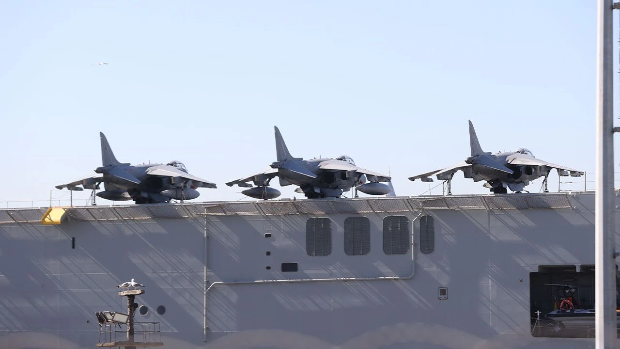 İstanbul Boğazı'nda dikkat çeken anlar! Amfibi savaş gemisine savaş uçaklarını yükleyip geldiler