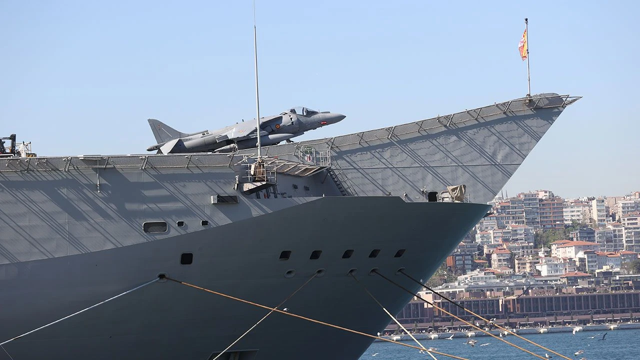İstanbul Boğazı'nda dikkat çeken anlar! Amfibi savaş gemisine savaş uçaklarını yükleyip geldiler