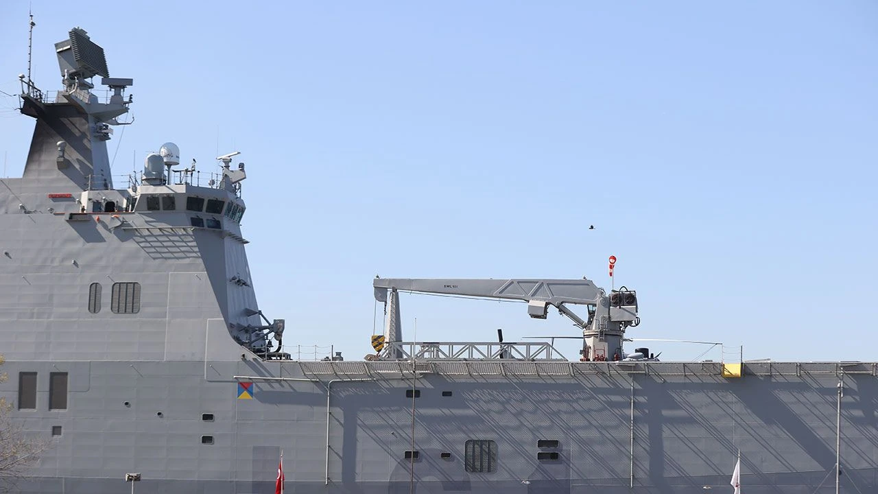 İstanbul Boğazı'nda dikkat çeken anlar! Amfibi savaş gemisine savaş uçaklarını yükleyip geldiler