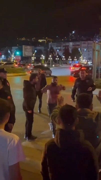 Soda şişesi kırıp muavini rehin almıştı! Mahkemede pişmanlığı kurtaramadı - 1. Resim