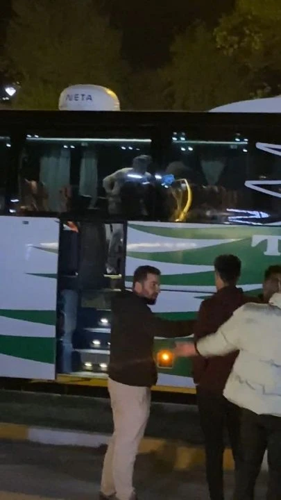 Soda şişesi kırıp muavini rehin almıştı! Mahkemede pişmanlığı kurtaramadı - 2. Resim