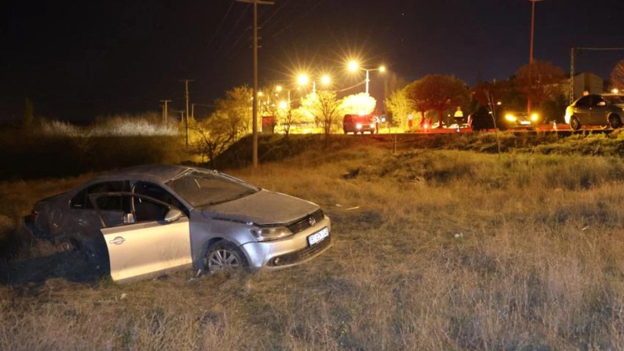 Sollama yaparken otomobile çarpttı! Yanındaki arkadaşı hayatını kaybetti  - 1. Resim