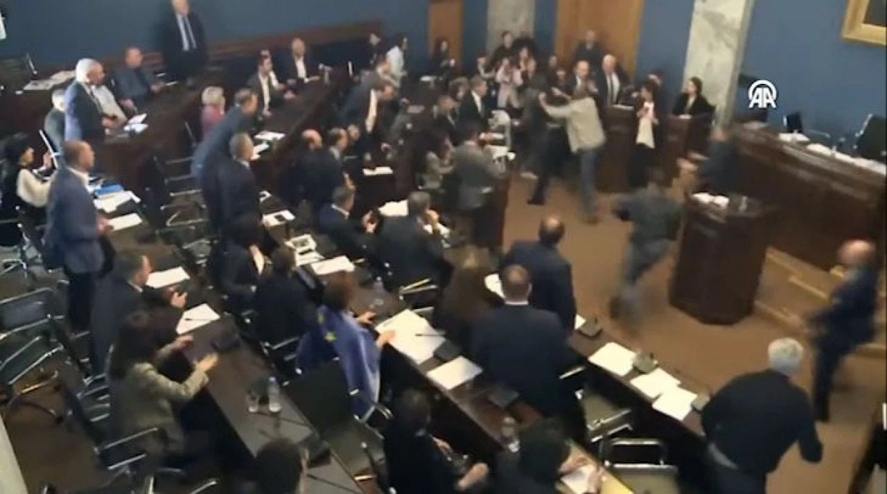 Tartışmalı yasa tasarısı yumruklu kavgaya neden oldu! Milletvekilleri birbirine girdi