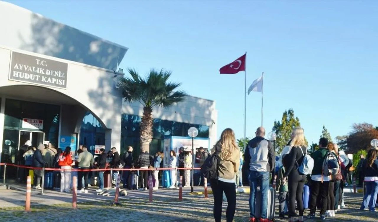 6 bin 500 Türk, Midilli adasında... Yunan medyası 'istila' diye duyurdu - 1. Resim