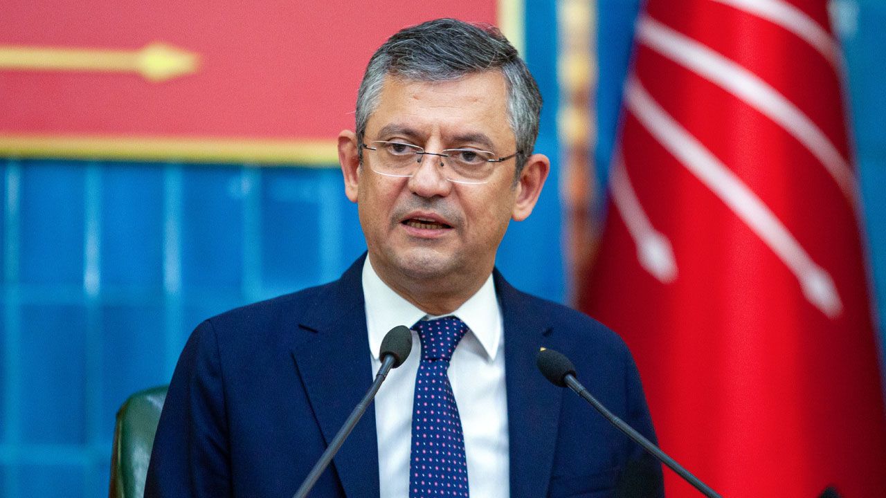 CHP lideri Özgür Özel imaj tazeledi! Yeni tarzını beğenen de var beğenmeyen de