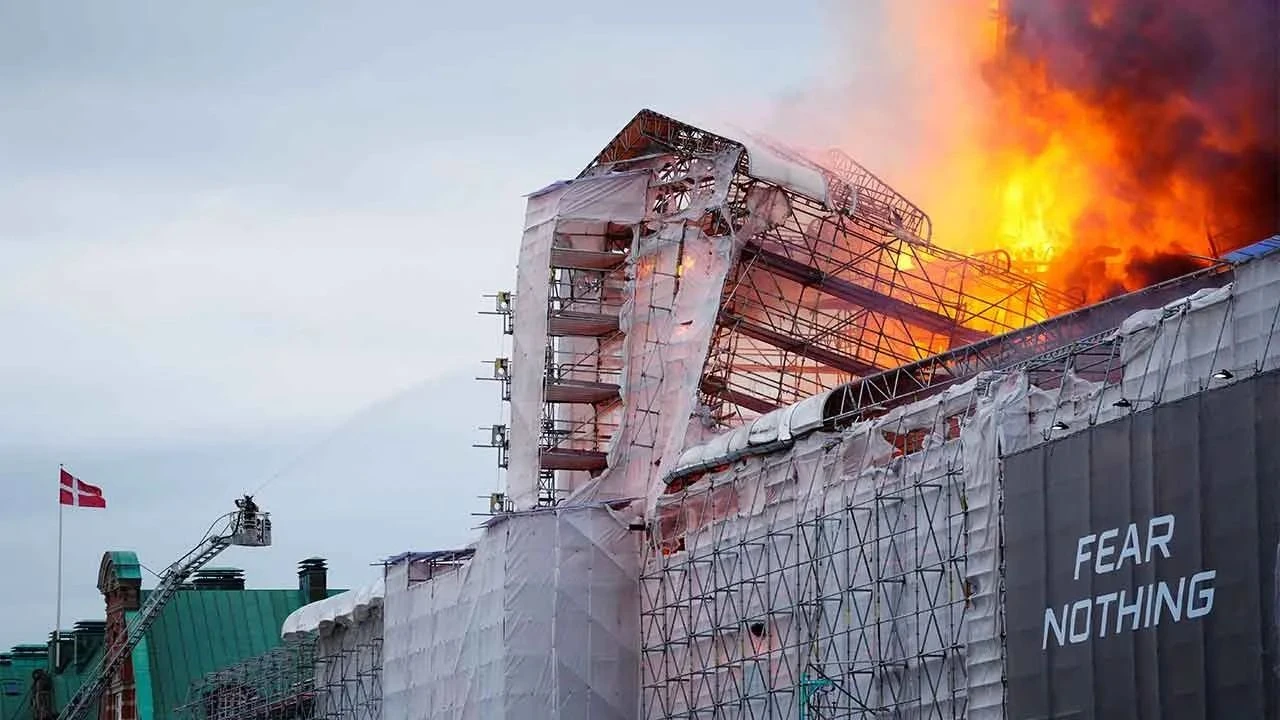 Danimarka'nın 'Notre Dame'ı alevlere teslim! Simge kule yıkıldı - 1. Resim