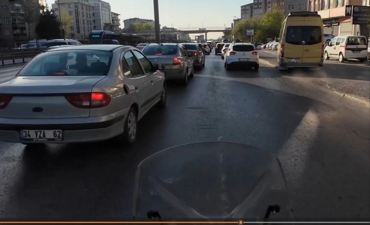 E-5 trafiğinde kimseyi umursamadan kaldırımda sürdü!