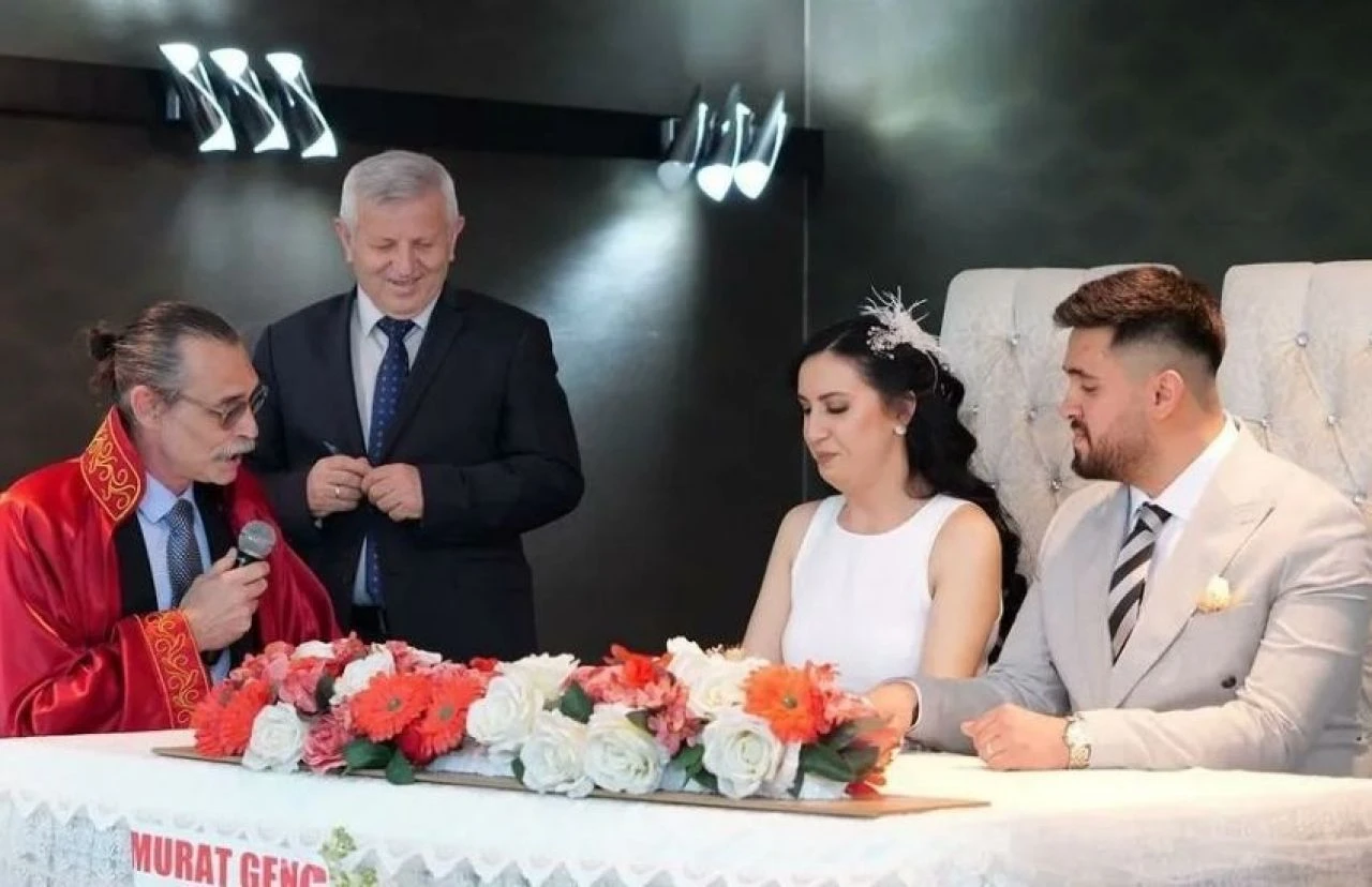 Erdal Beşikçioğlu, belediye başkanı olarak ilk nikahını kıydı
