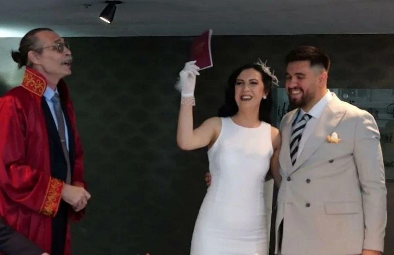 Erdal Beşikçioğlu, belediye başkanı olarak ilk nikahını kıydı