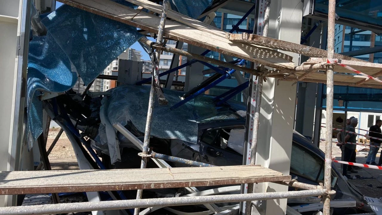 Görenleri şaşkına çeviren kaza: Uykuya daldı, aracıyla asansörün içine girdi