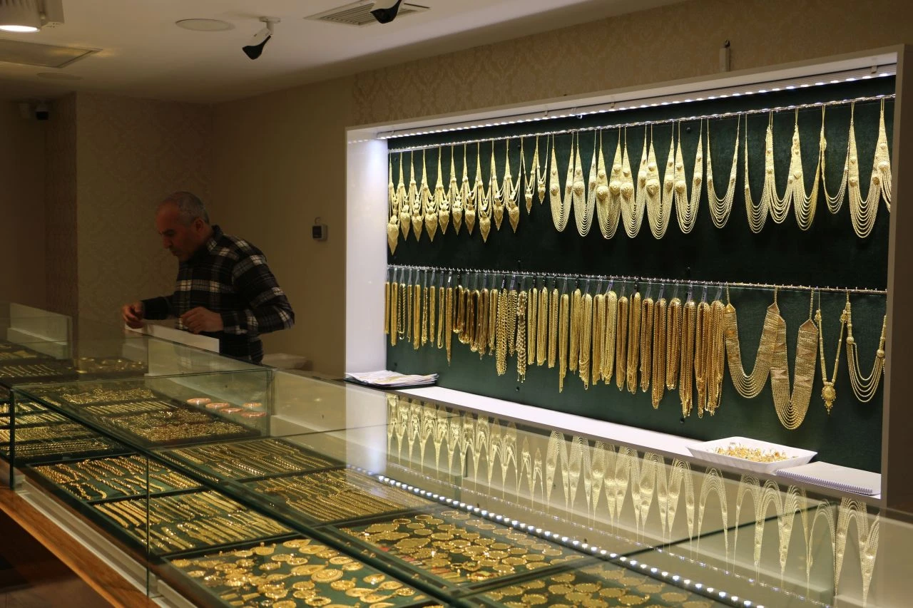 Savaş fırtınası altın fiyatlarını tetikledi! Talebe ne kuyumcular ne de Darphane yetişti