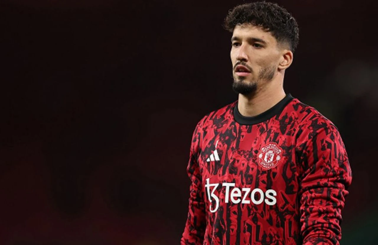 Süper Lig'e dönüyor: Altay Bayındır ezeli rakibe imza atacak! - 1. Resim