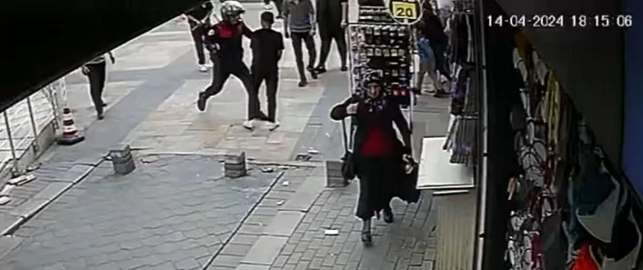 Tartıştığı kişiye bıçakla saldıracaktı polisi görünce şok oldu! Tek hamleyle indirdi