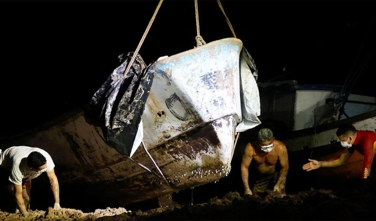 Ülkeyi şok eden olay! Bir teknede bulundular, nereye ait oldukları belli değil