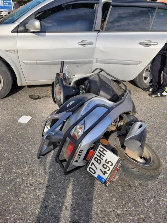 Antalya’da motosiklet ile otomobil çarpıştı: 1 yaralı