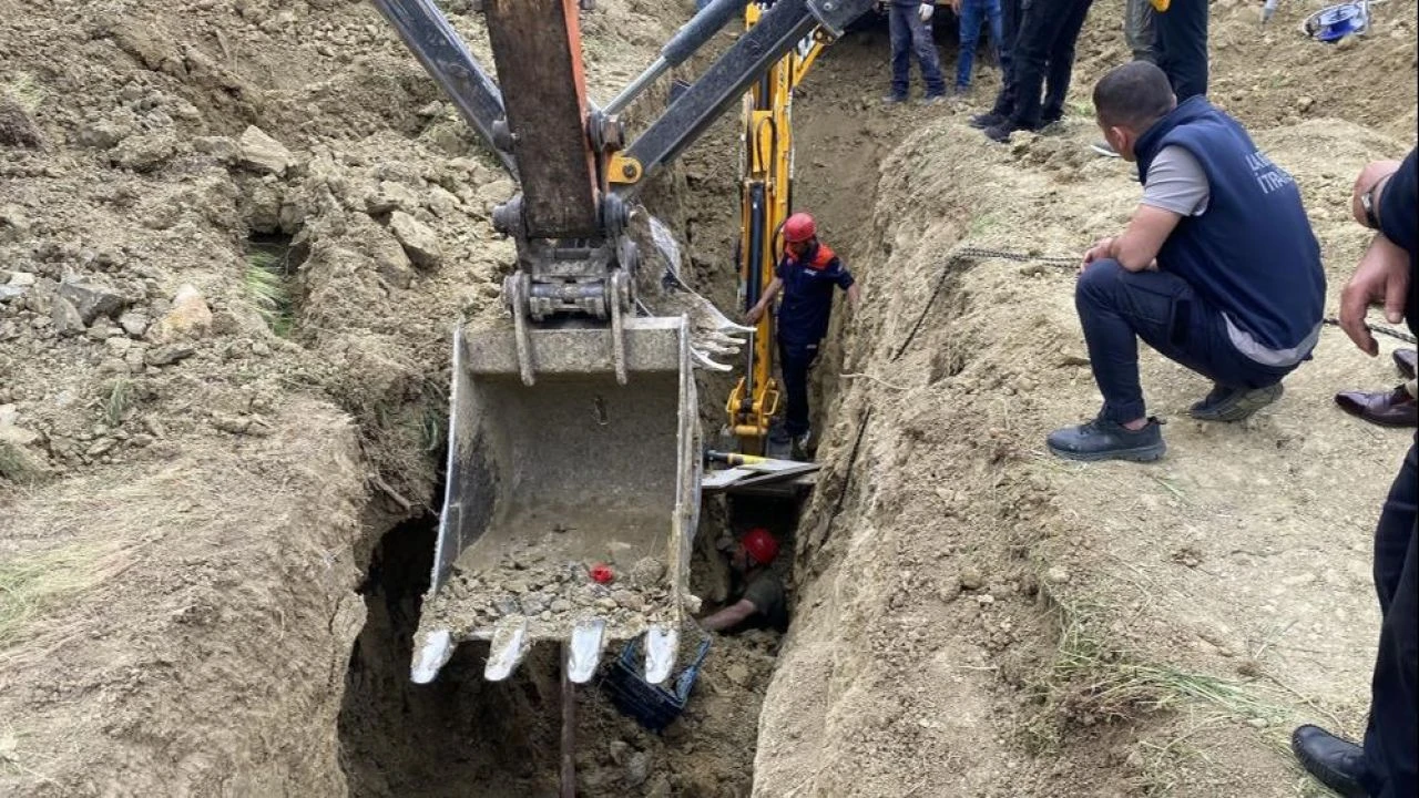 Çanakkale’de toprak kayması: Göçük altında kalanları kurtarma çalışmaları devam ediyor - 2. Resim