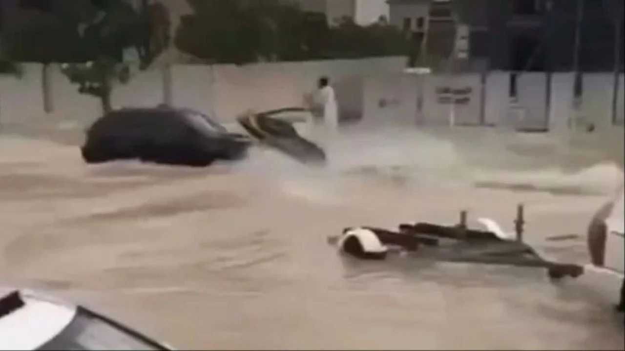 Dubai'yi sel vurdu ortaya ilginç görüntüler çıktı - 3. Resim