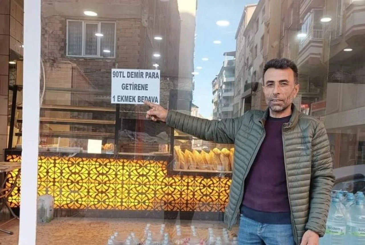 Ekmek fırınının camına asılan not şaşırttı: 90 lira bozuk para getirene 1 ekmek bedava