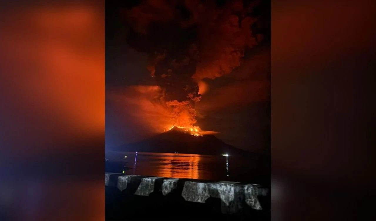 Endonezya’daki Ruang Yanardağı patladı: Yüzlerce kişi tahliye edildi - 1. Resim