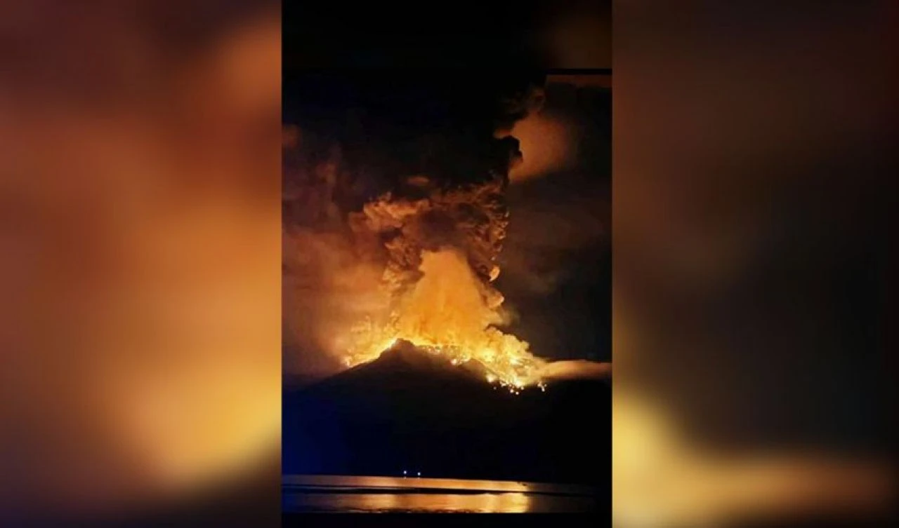 Endonezya’daki Ruang Yanardağı patladı: Yüzlerce kişi tahliye edildi - 2. Resim