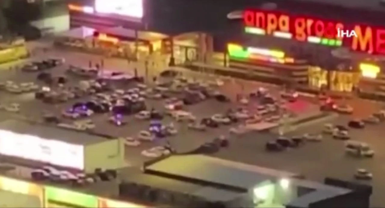 Hamburgerin köftesini beğenmeyince restoran çalışanını dövdüler