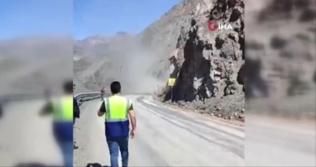 Heyelan saniye saniye kameraya yansıdı - 1. Resim