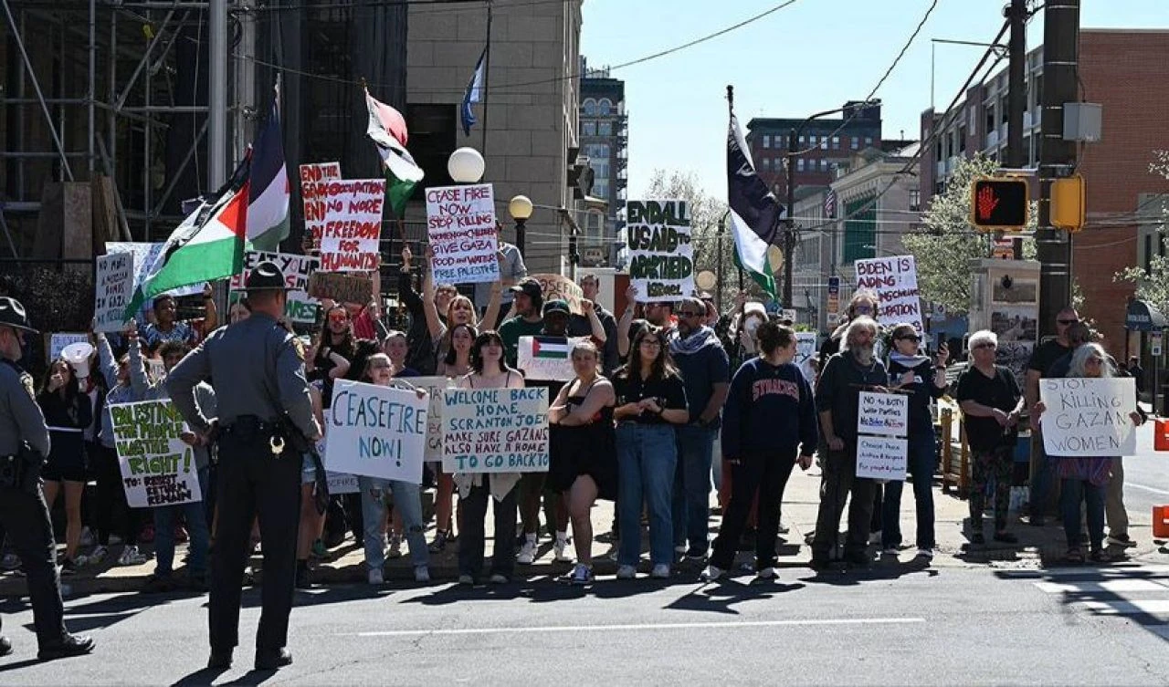 'Saklanamazsın' sözleri sokakları inletti! Biden memleketinde neye uğradığını şaşırdı - 1. Resim