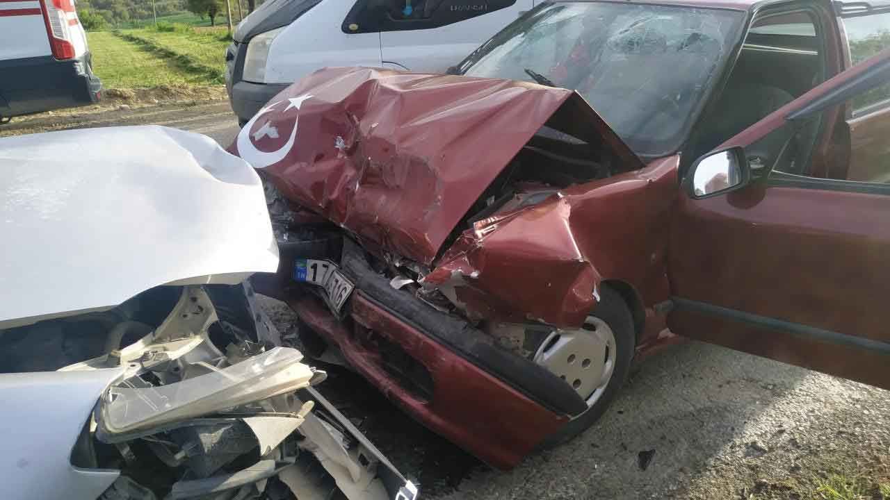 Samsun&#039;da feci kaza! İki otomobil kafa kafaya çarpıştı: 8 yaralı