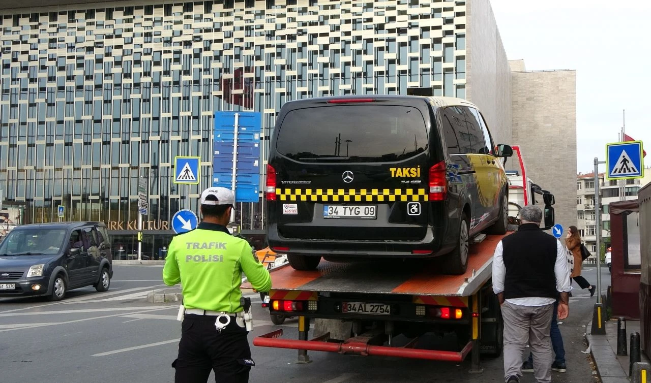 Taksim'de taksicilere ceza yağdı: Ruhsatsız çalıştılar, fazla para aldılar - 2. Resim