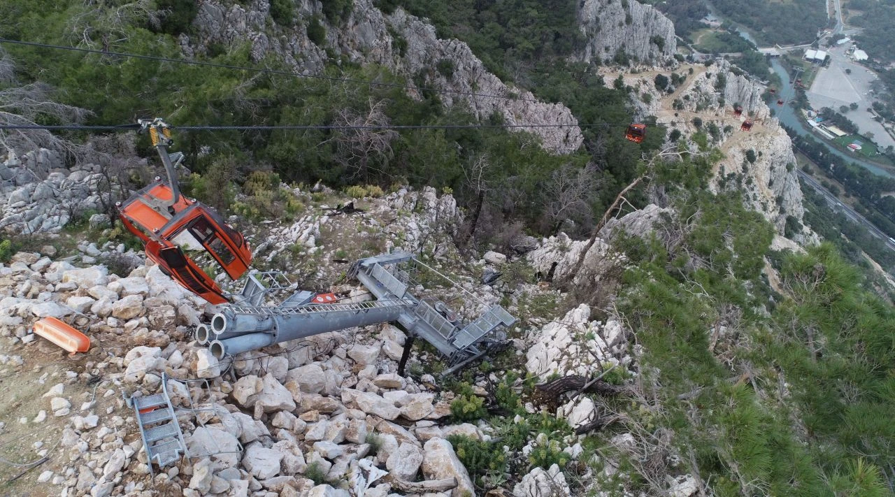 Teleferik faciasının ardından oluşan enkaz havadan görüntülendi - 3. Resim