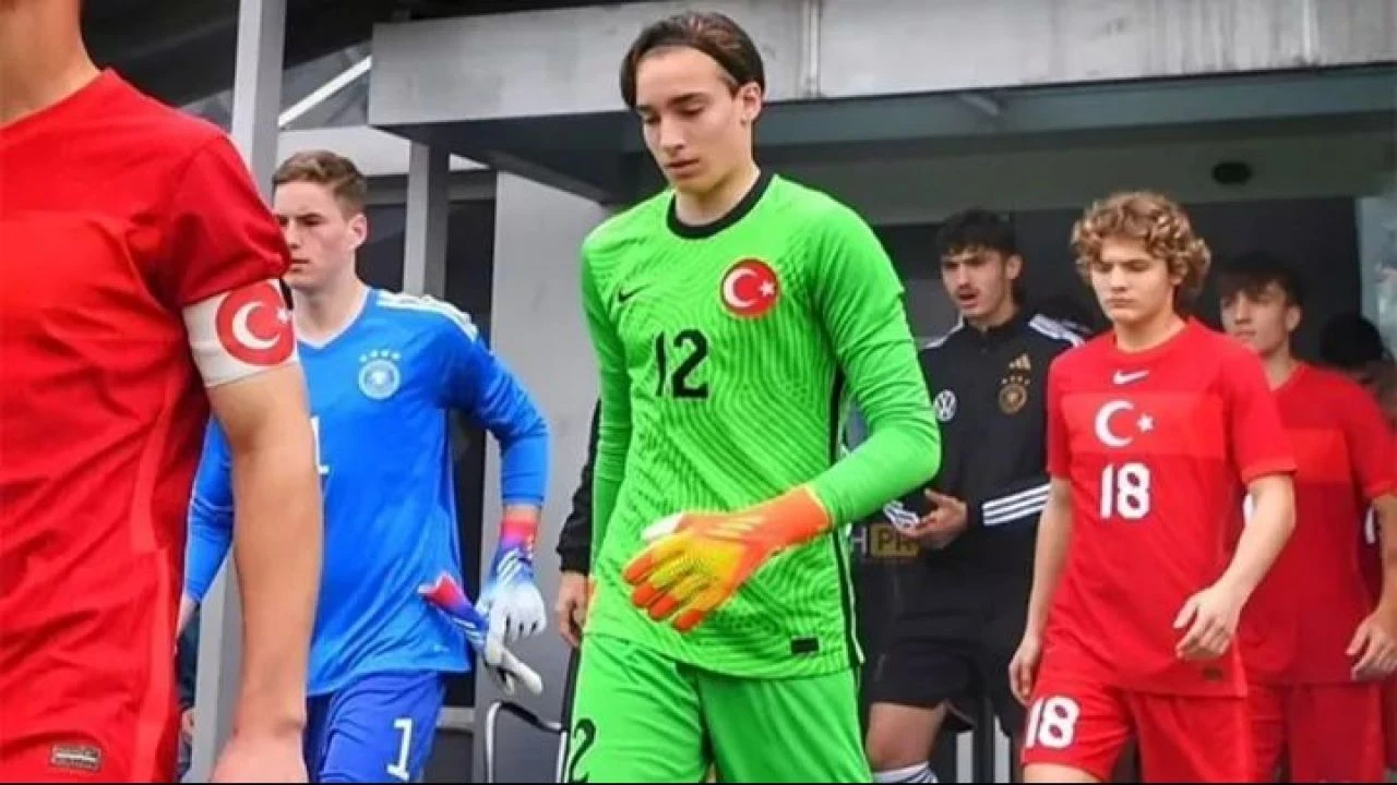 Trabzonspor'un 18 yaşındaki kalecisi Onuralp Çevikkan hakkında - 1. Resim