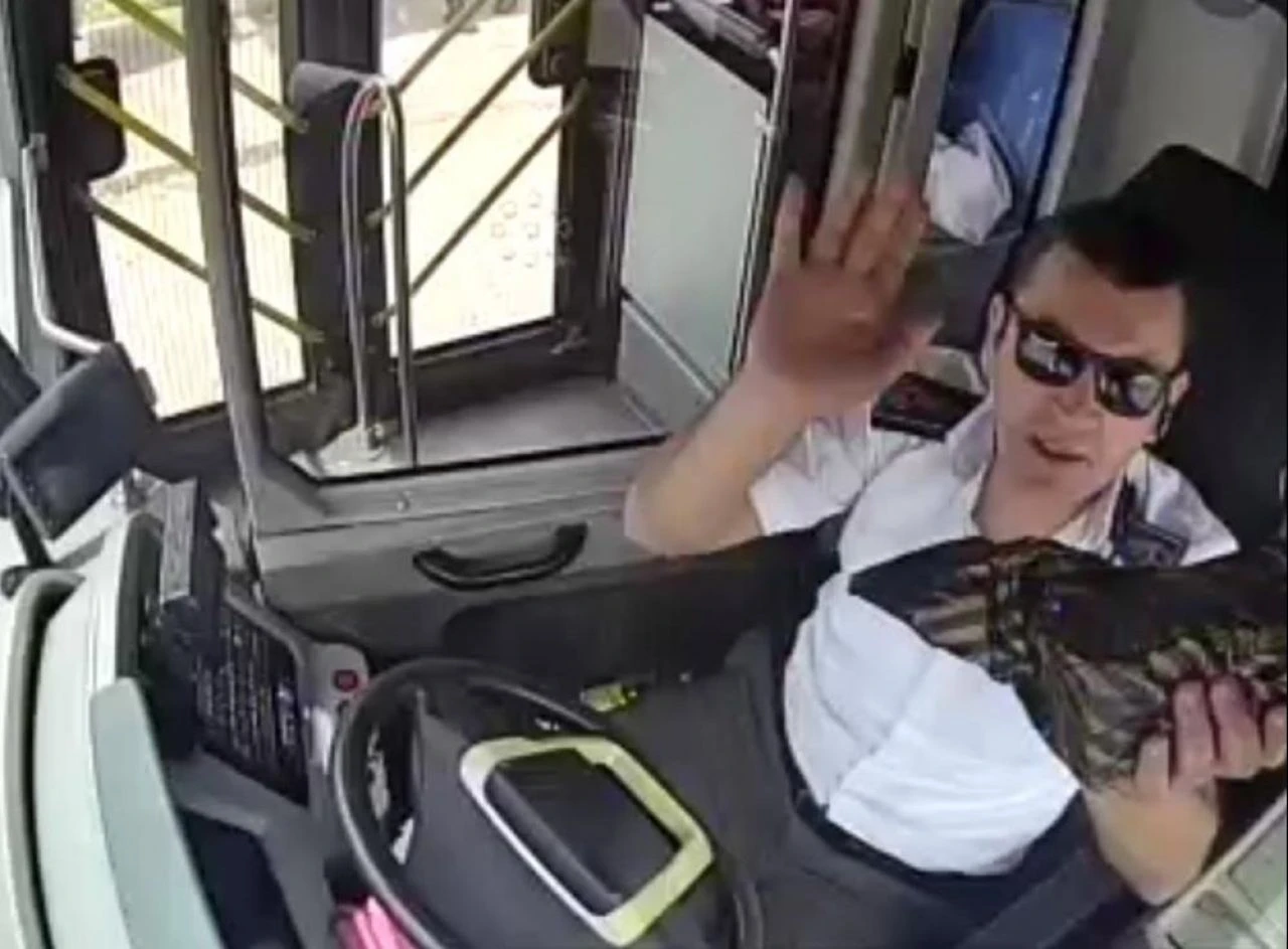 100 bin TL'lik dalgınlık kamerada! İmdadına otobüs şoförü yetişti: Allah tuttuğunu altın etsin - 2. Resim