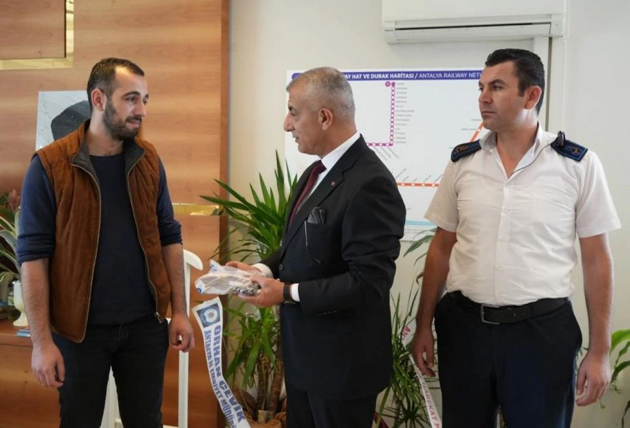 100 bin TL'lik dalgınlık kamerada! İmdadına otobüs şoförü yetişti: Allah tuttuğunu altın etsin - 4. Resim