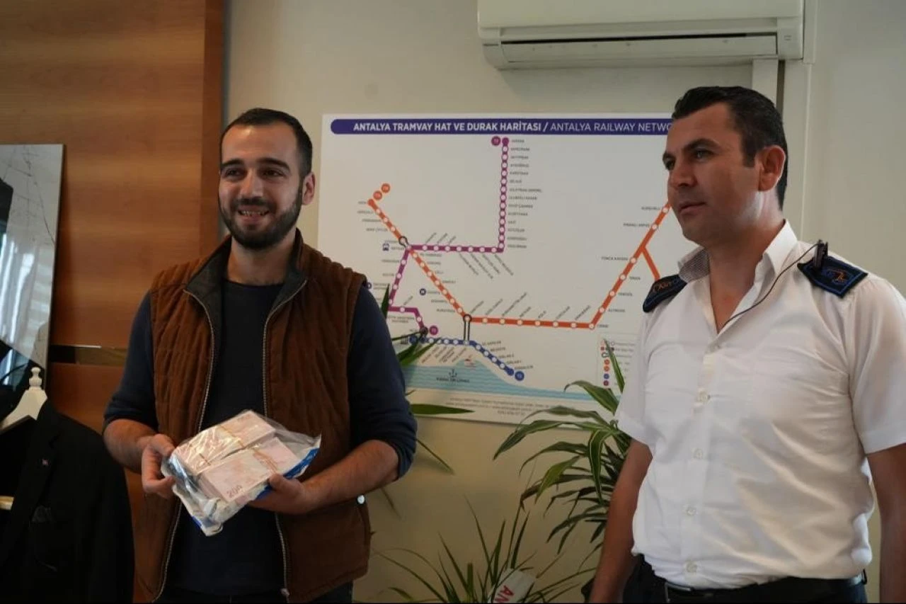 100 bin TL'lik dalgınlık kamerada! İmdadına otobüs şoförü yetişti: Allah tuttuğunu altın etsin - 3. Resim