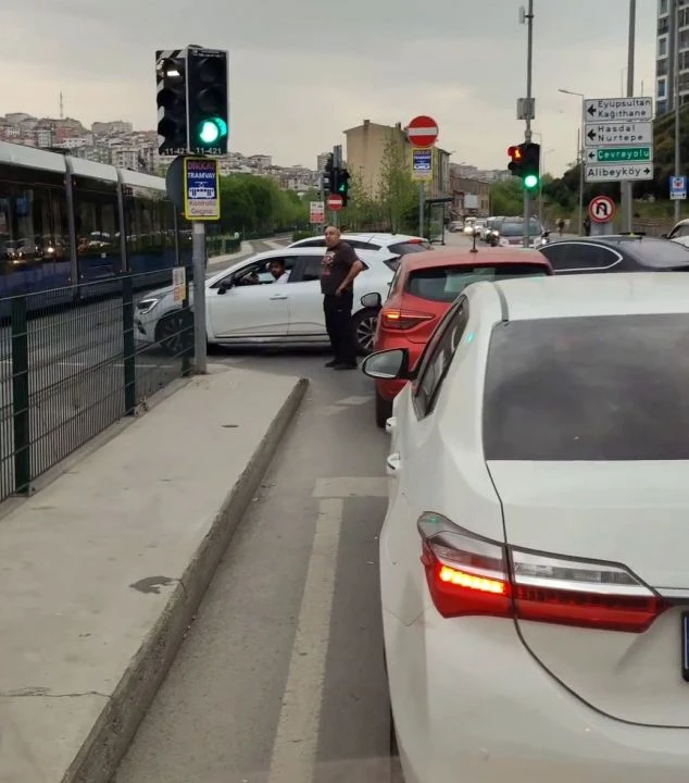 Alibeyköy tramvayı arıza yaptı, yolda kalan araç sürücüleri isyan etti! - 1. Resim